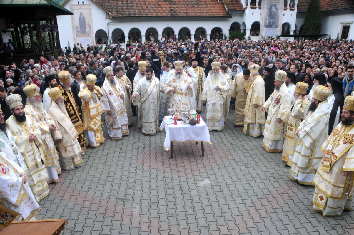 Prinos de gând şi de cuvânt la aleasă zi de prăznuire 227354