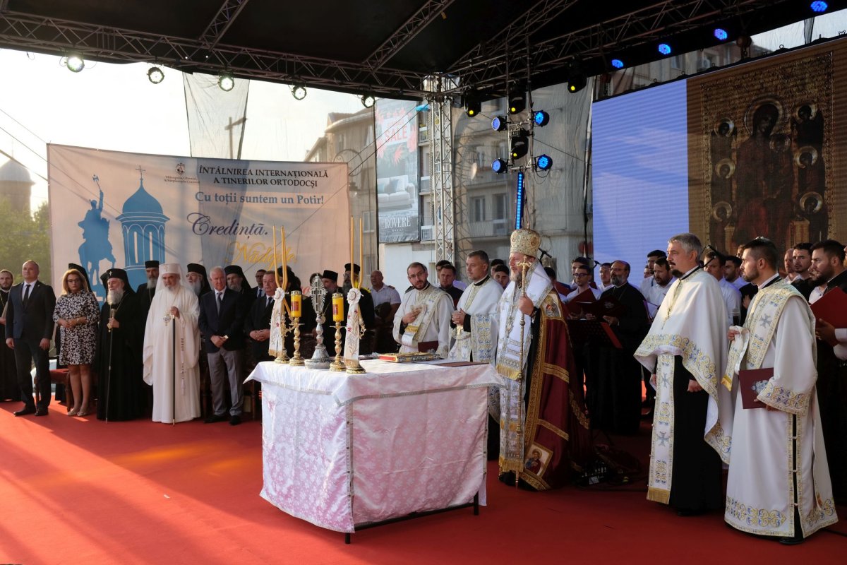 Prinos de gând şi de cuvânt la aleasă zi de prăznuire 227356