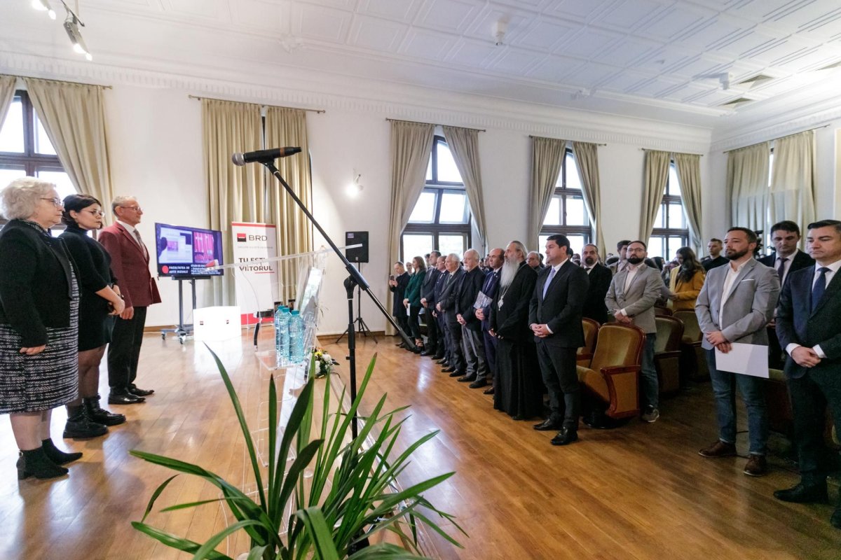 IPS Mitropolit Teofan în mijlocul studenților de la Universitatea de Arte Iași  228422