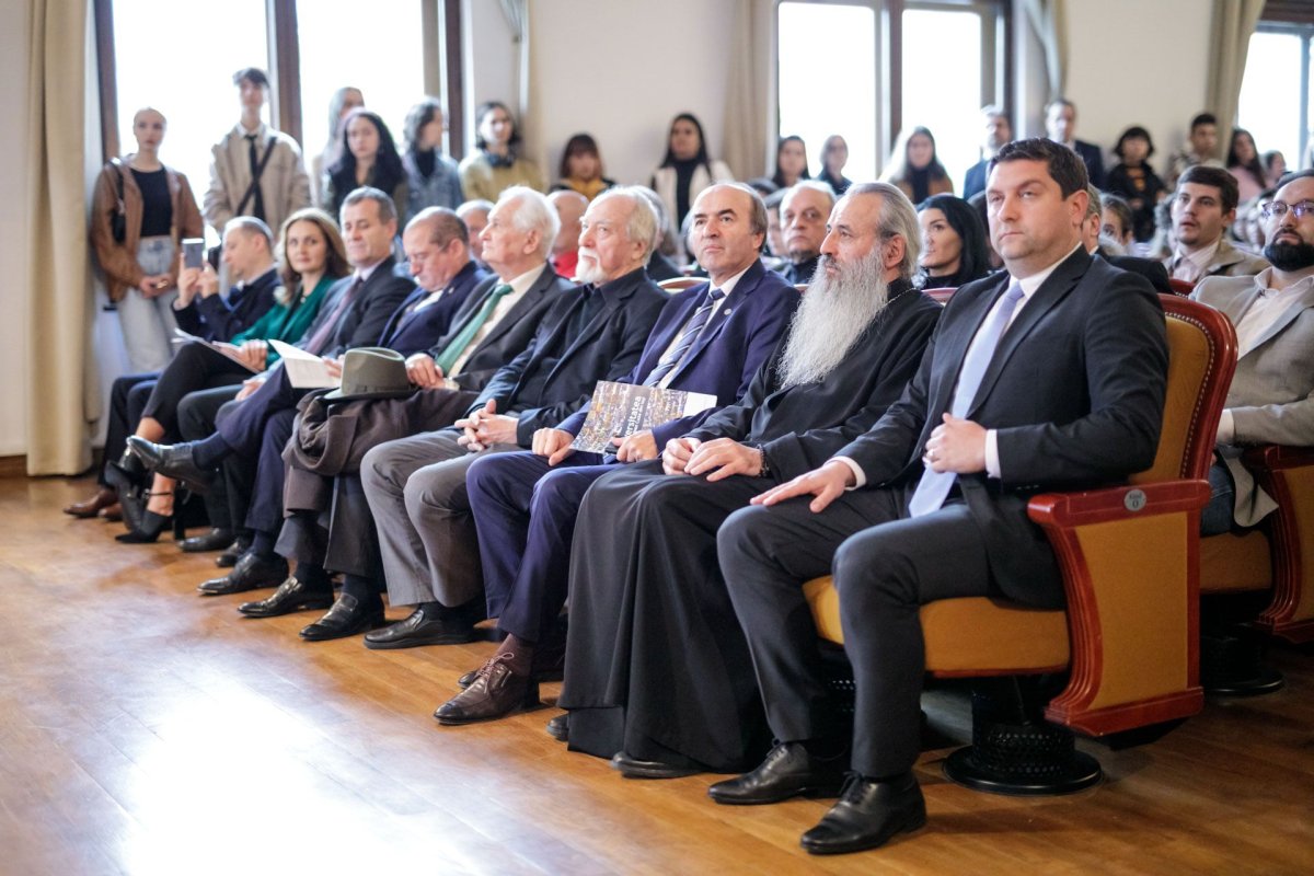 IPS Mitropolit Teofan în mijlocul studenților de la Universitatea de Arte Iași  228423