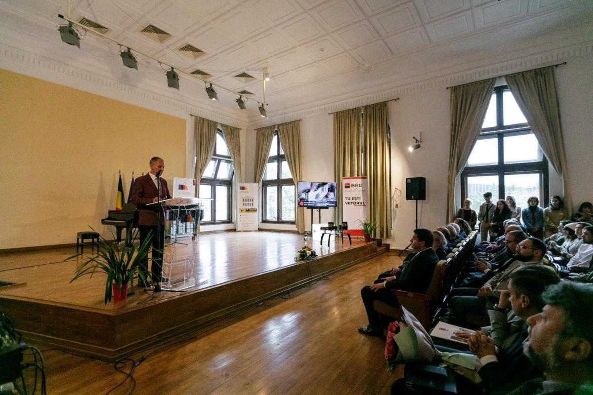 IPS Mitropolit Teofan în mijlocul studenților de la Universitatea de Arte Iași  228424