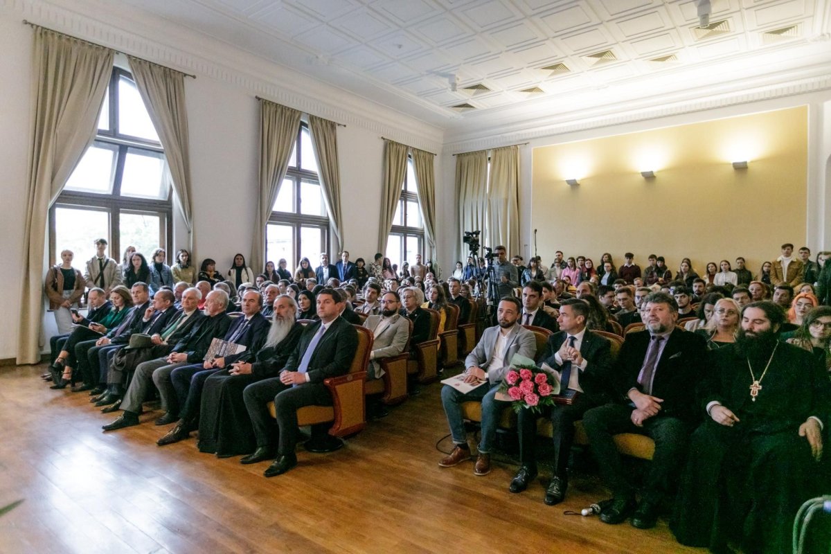 IPS Mitropolit Teofan în mijlocul studenților de la Universitatea de Arte Iași  228425