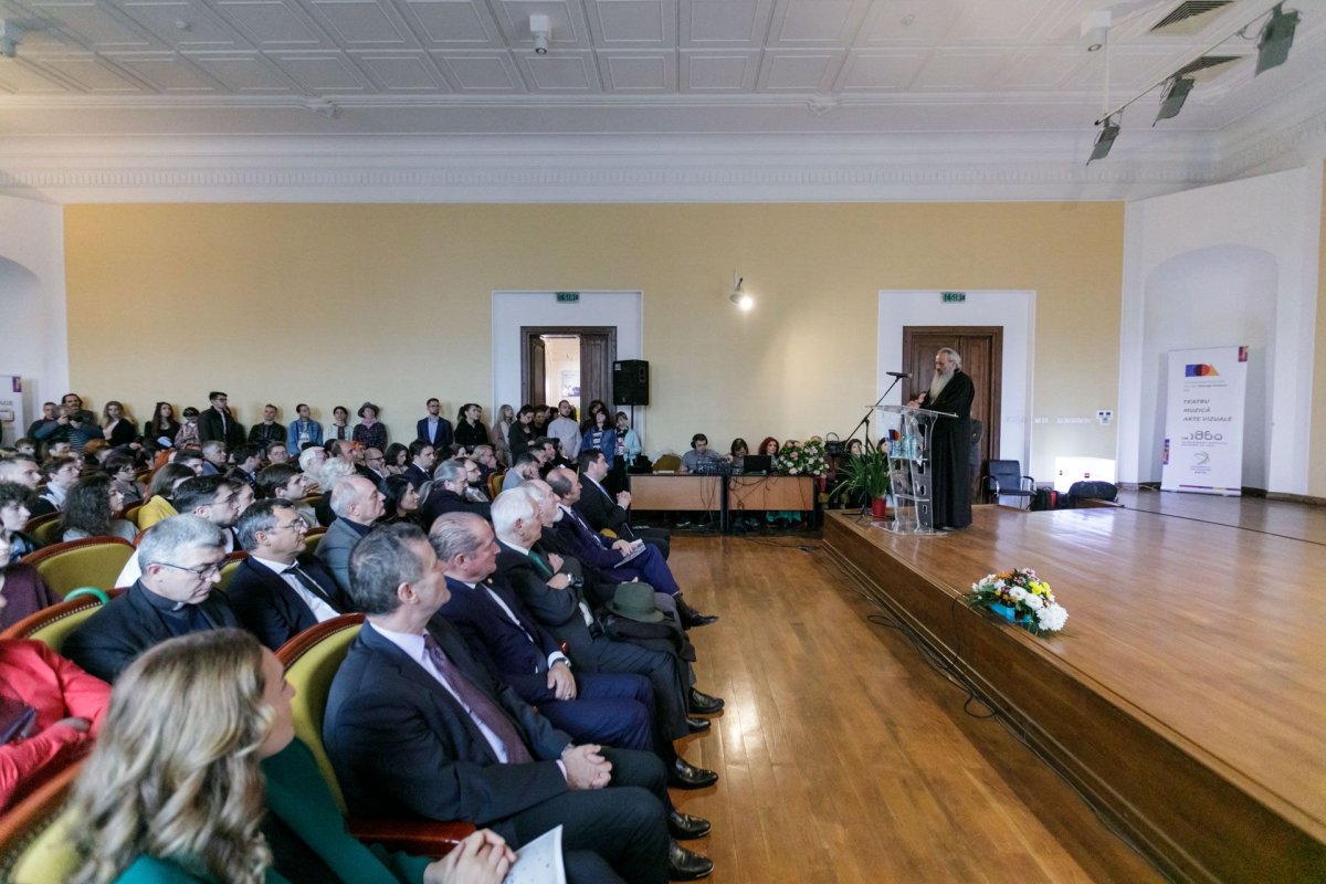 IPS Mitropolit Teofan în mijlocul studenților de la Universitatea de Arte Iași  228426