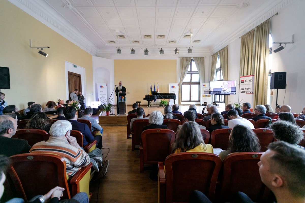 IPS Mitropolit Teofan în mijlocul studenților de la Universitatea de Arte Iași  228427