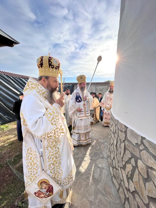 Mănăstire teleormăneană sfinţită de patru ierarhi 228374