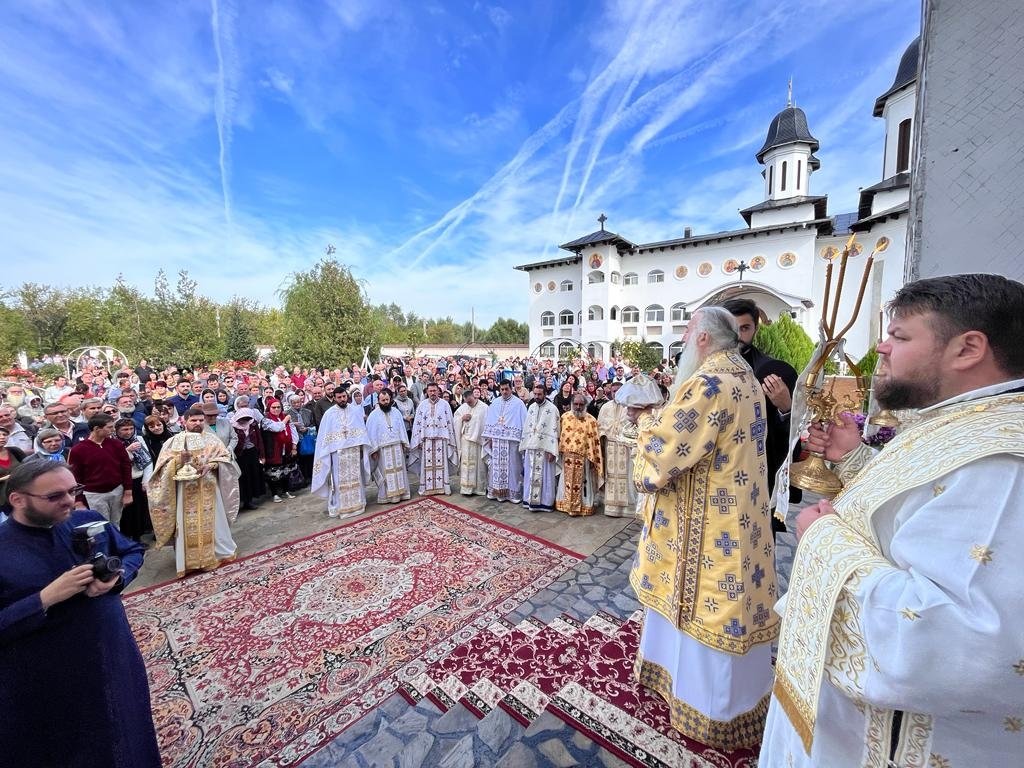 Mănăstire teleormăneană sfinţită de patru ierarhi 228375