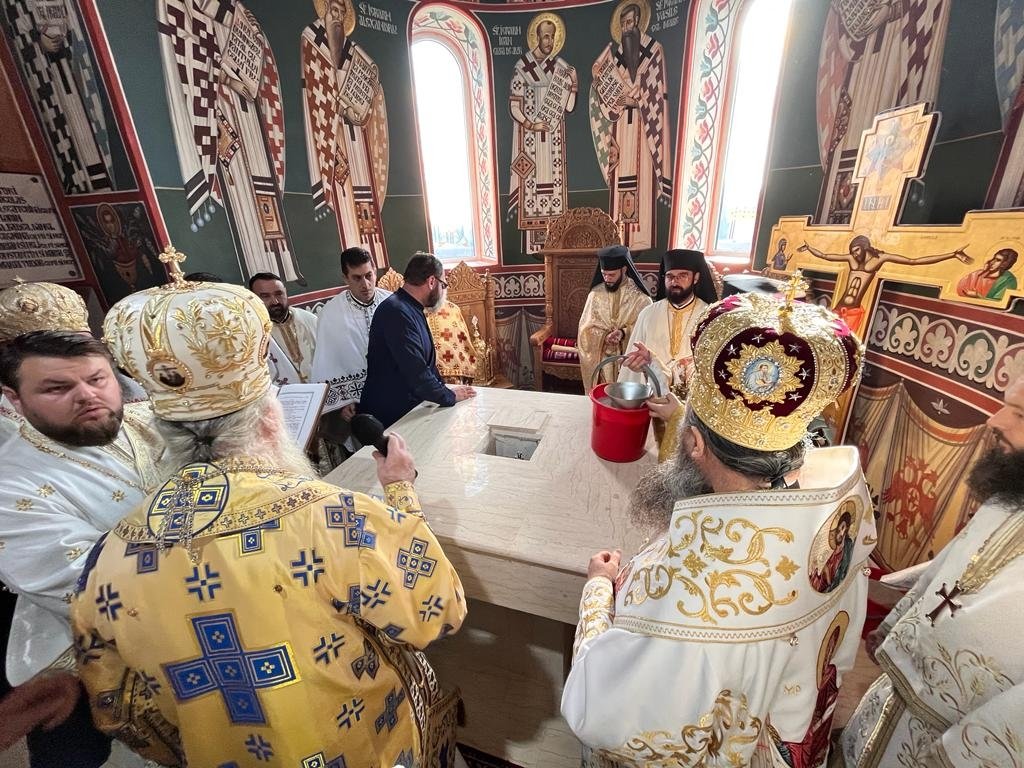 Mănăstire teleormăneană sfinţită de patru ierarhi 228376