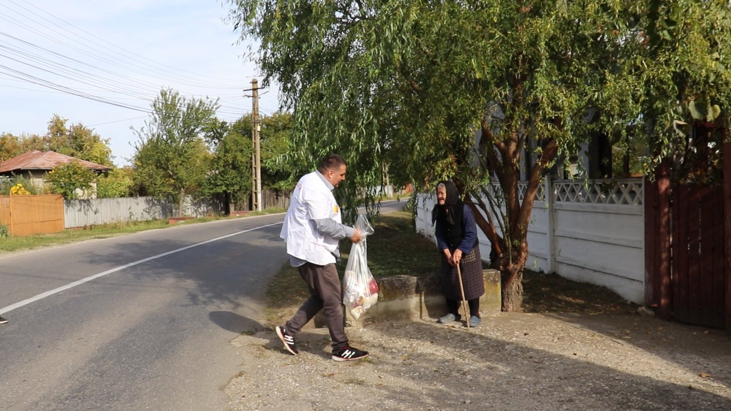 Ajutor pentru bătrânii nevoiași din trei parohii prahovene 228477