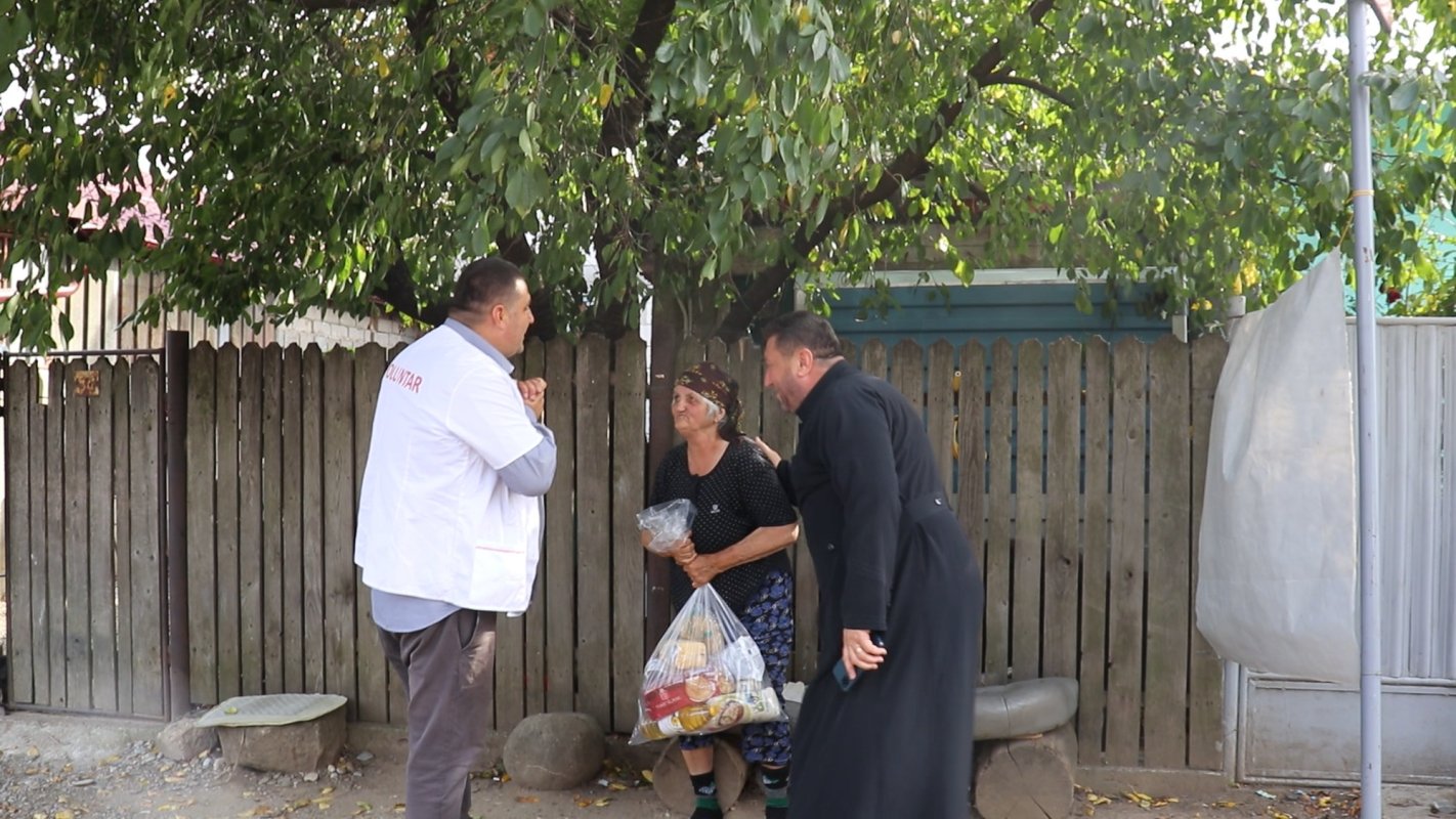 Ajutor pentru bătrânii nevoiași din trei parohii prahovene 228478