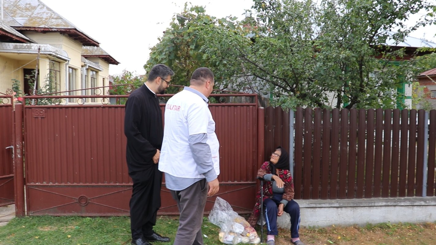 Ajutor pentru bătrânii nevoiași din trei parohii prahovene 228479