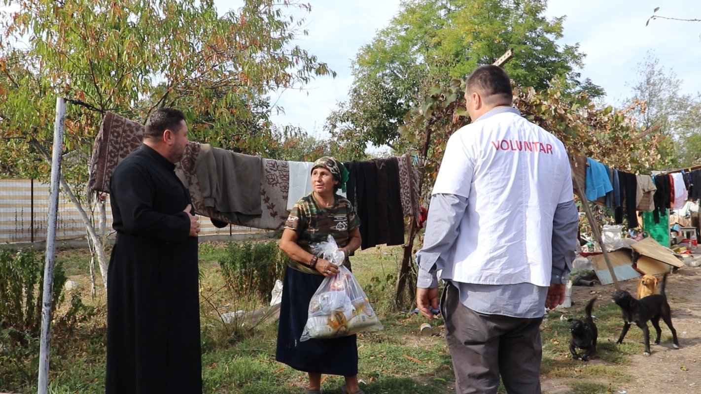 Ajutor pentru bătrânii nevoiași din trei parohii prahovene 228512