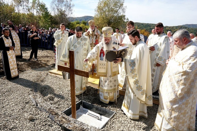 Piatră de temelie pentru paraclisul noii mănăstiri de la Corbii de Piatră 228489