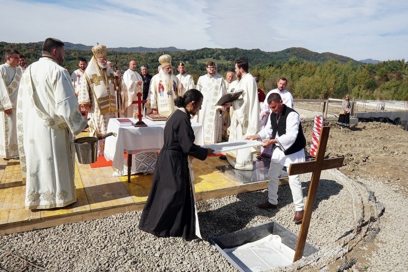 Piatră de temelie pentru paraclisul noii mănăstiri de la Corbii de Piatră 228490