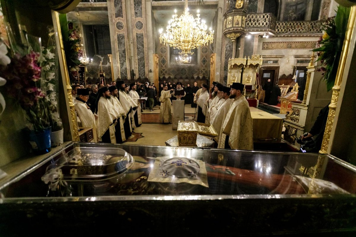 Sfânta Cuvioasă Parascheva își așteaptă pelerinii în curtea catedralei 228851