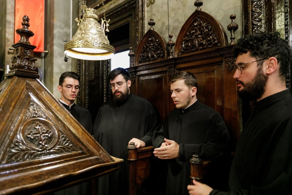 Sfânta Cuvioasă Parascheva își așteaptă pelerinii în curtea catedralei 228856