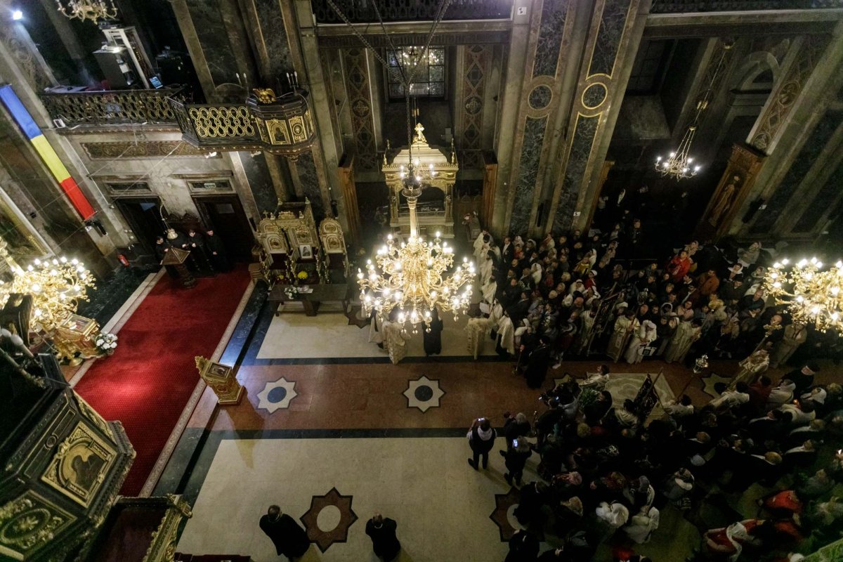 Sfânta Cuvioasă Parascheva își așteaptă pelerinii în curtea catedralei 228858