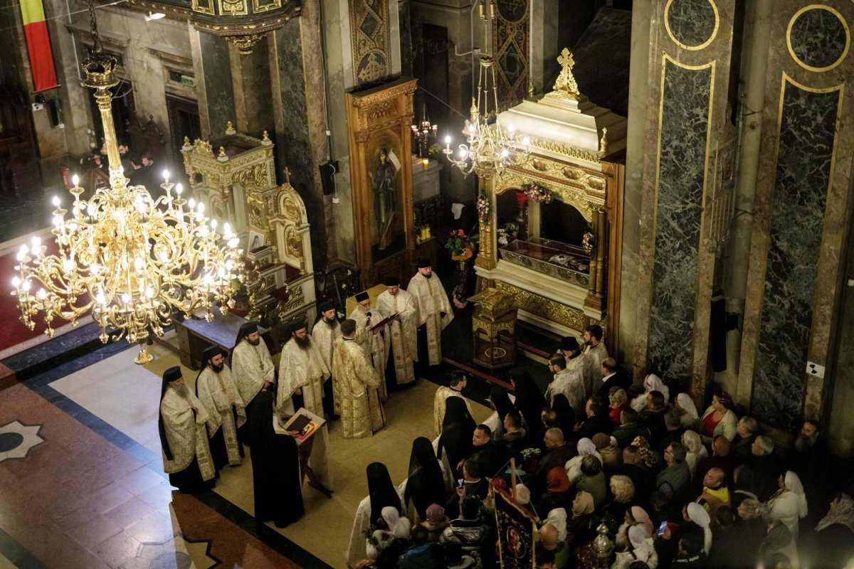 Sfânta Cuvioasă Parascheva își așteaptă pelerinii în curtea catedralei 228859