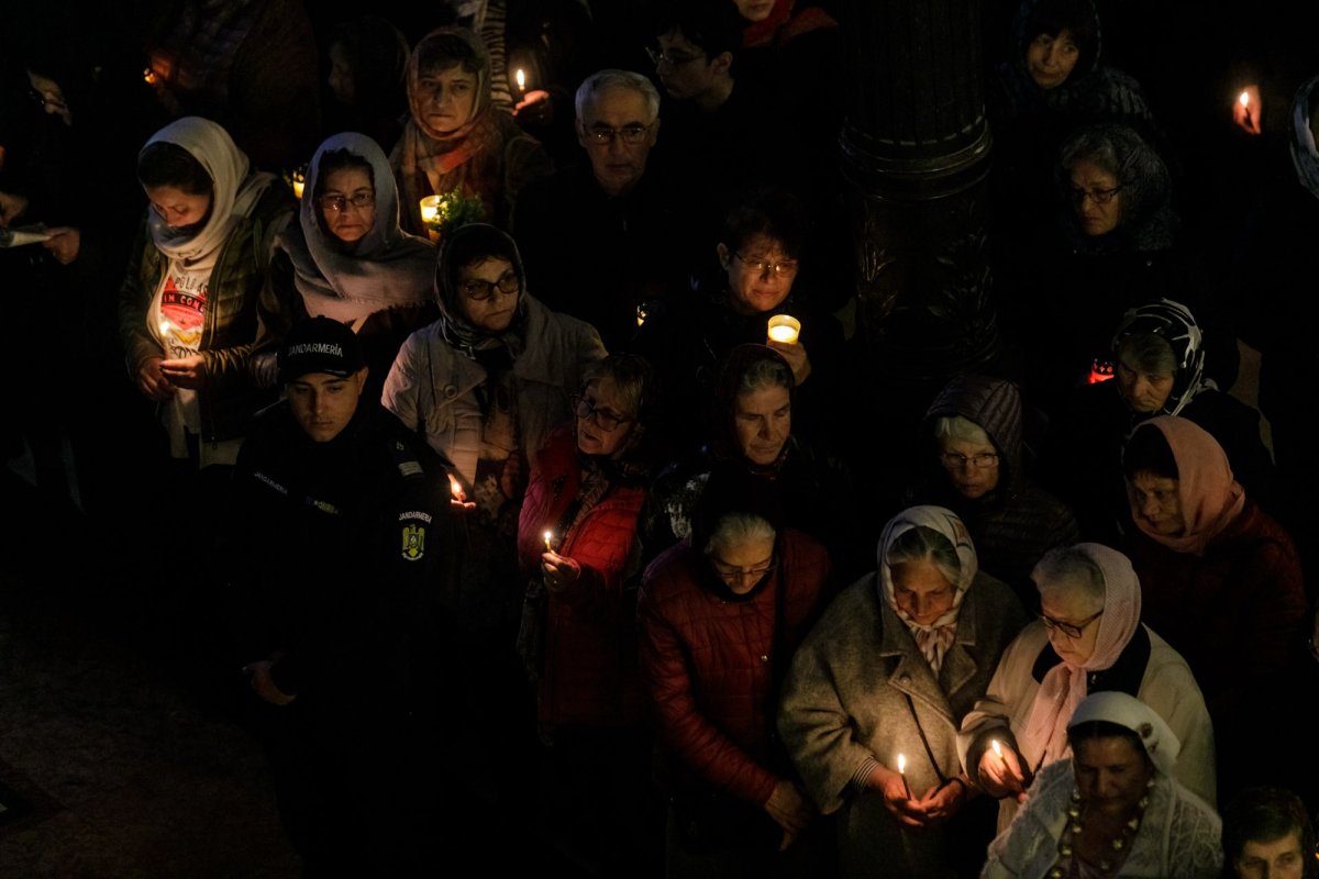 Sfânta Cuvioasă Parascheva își așteaptă pelerinii în curtea catedralei 228861