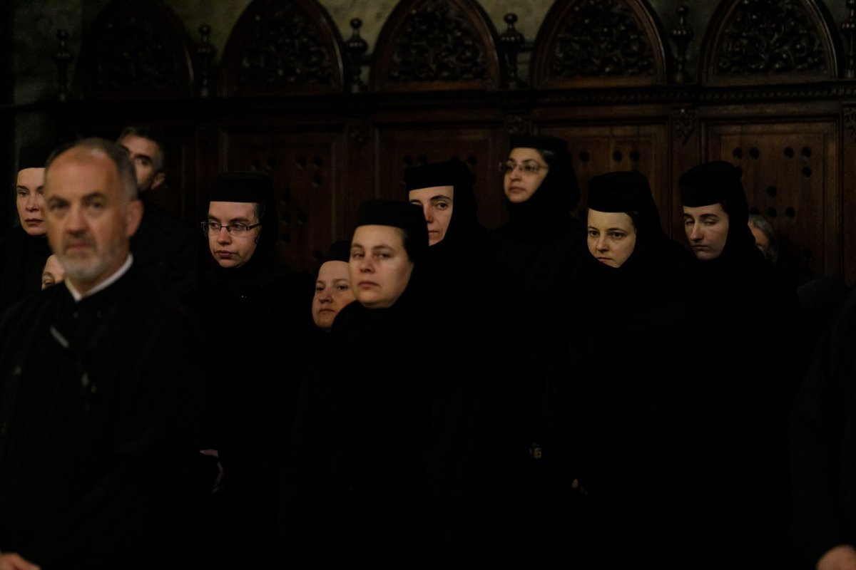 Sfânta Cuvioasă Parascheva își așteaptă pelerinii în curtea catedralei 228865