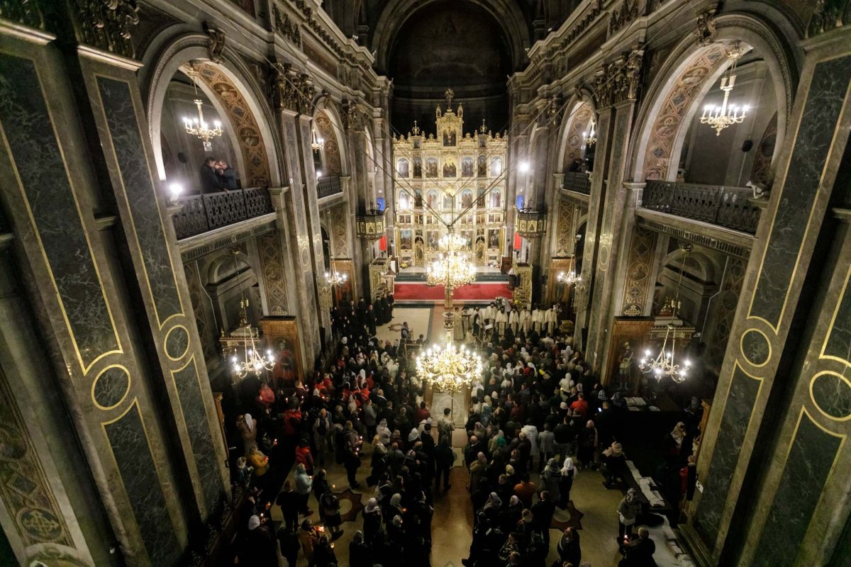 Sfânta Cuvioasă Parascheva își așteaptă pelerinii în curtea catedralei 228866