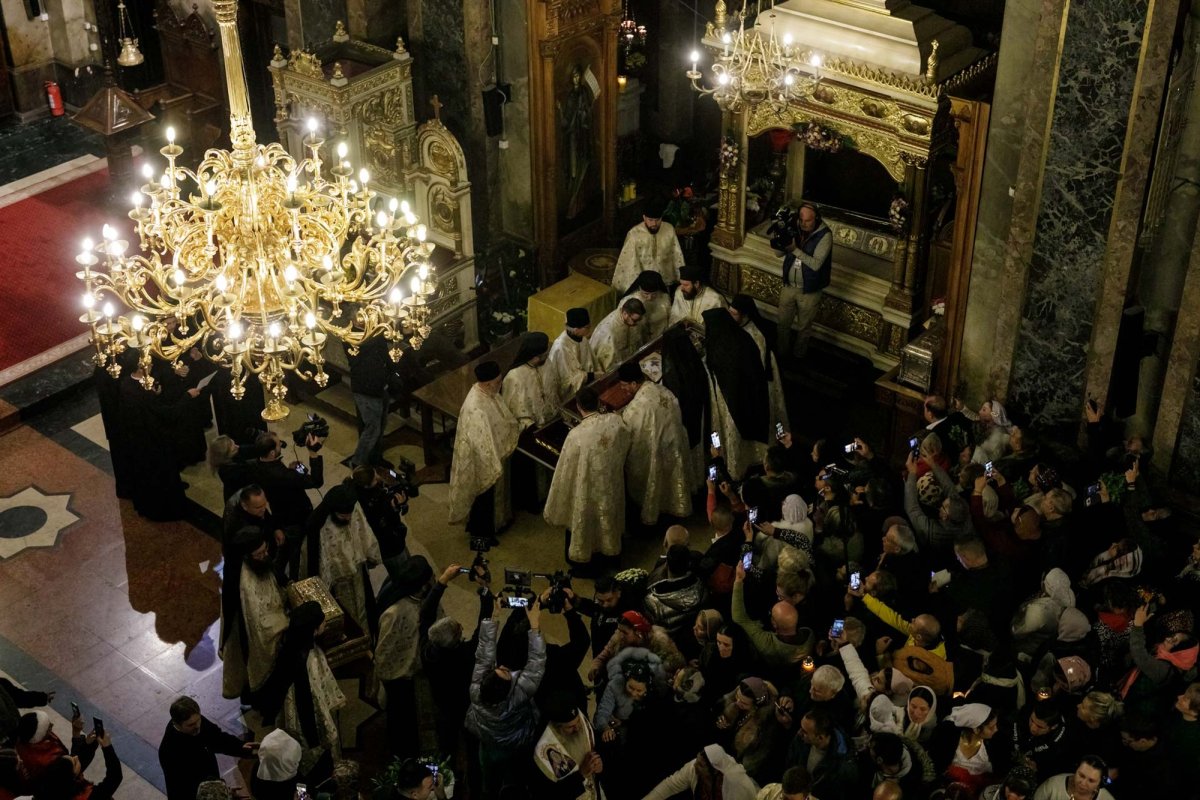 Sfânta Cuvioasă Parascheva își așteaptă pelerinii în curtea catedralei 228867