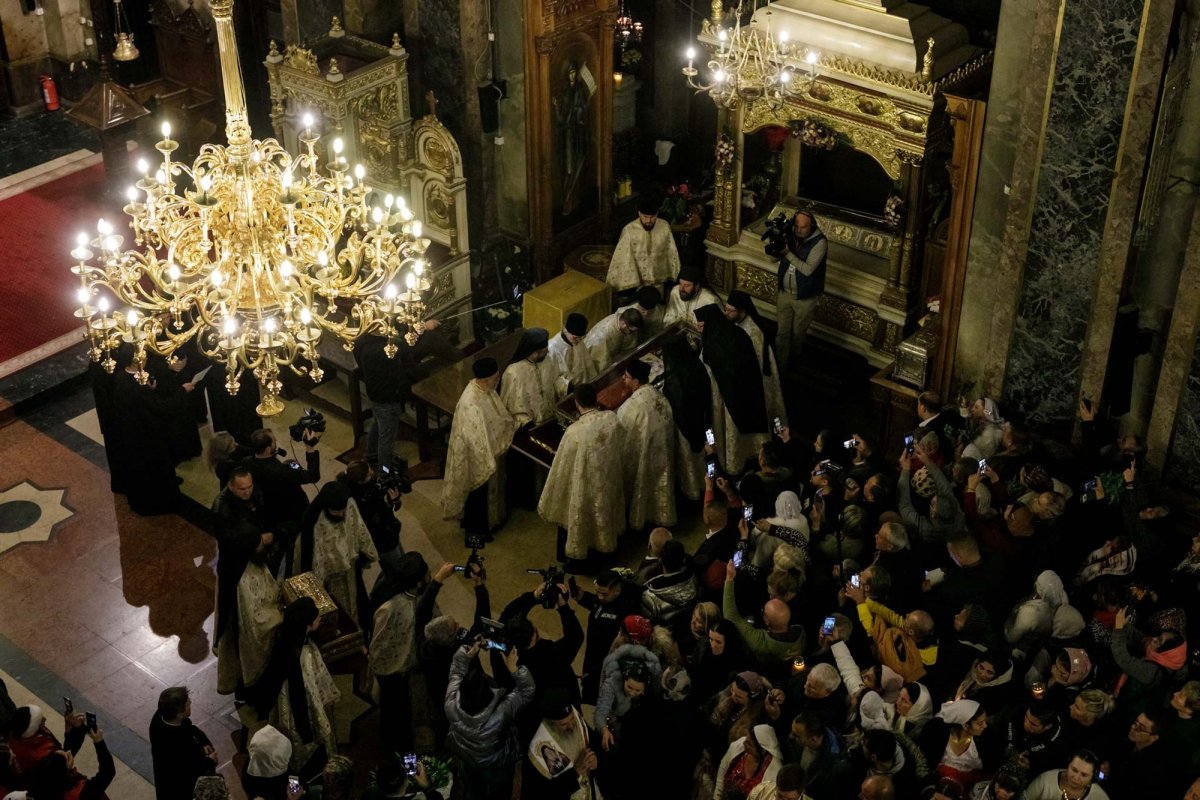 Sfânta Cuvioasă Parascheva își așteaptă pelerinii în curtea catedralei 228868