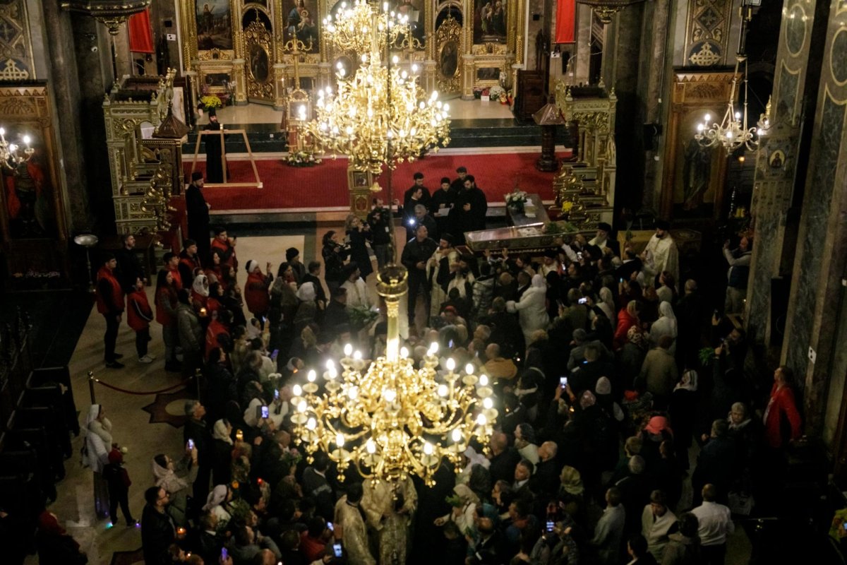 Sfânta Cuvioasă Parascheva își așteaptă pelerinii în curtea catedralei 228869