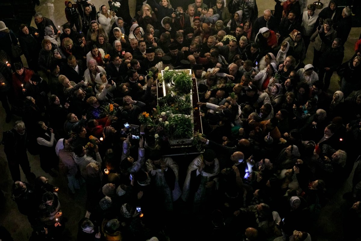 Sfânta Cuvioasă Parascheva își așteaptă pelerinii în curtea catedralei 228870