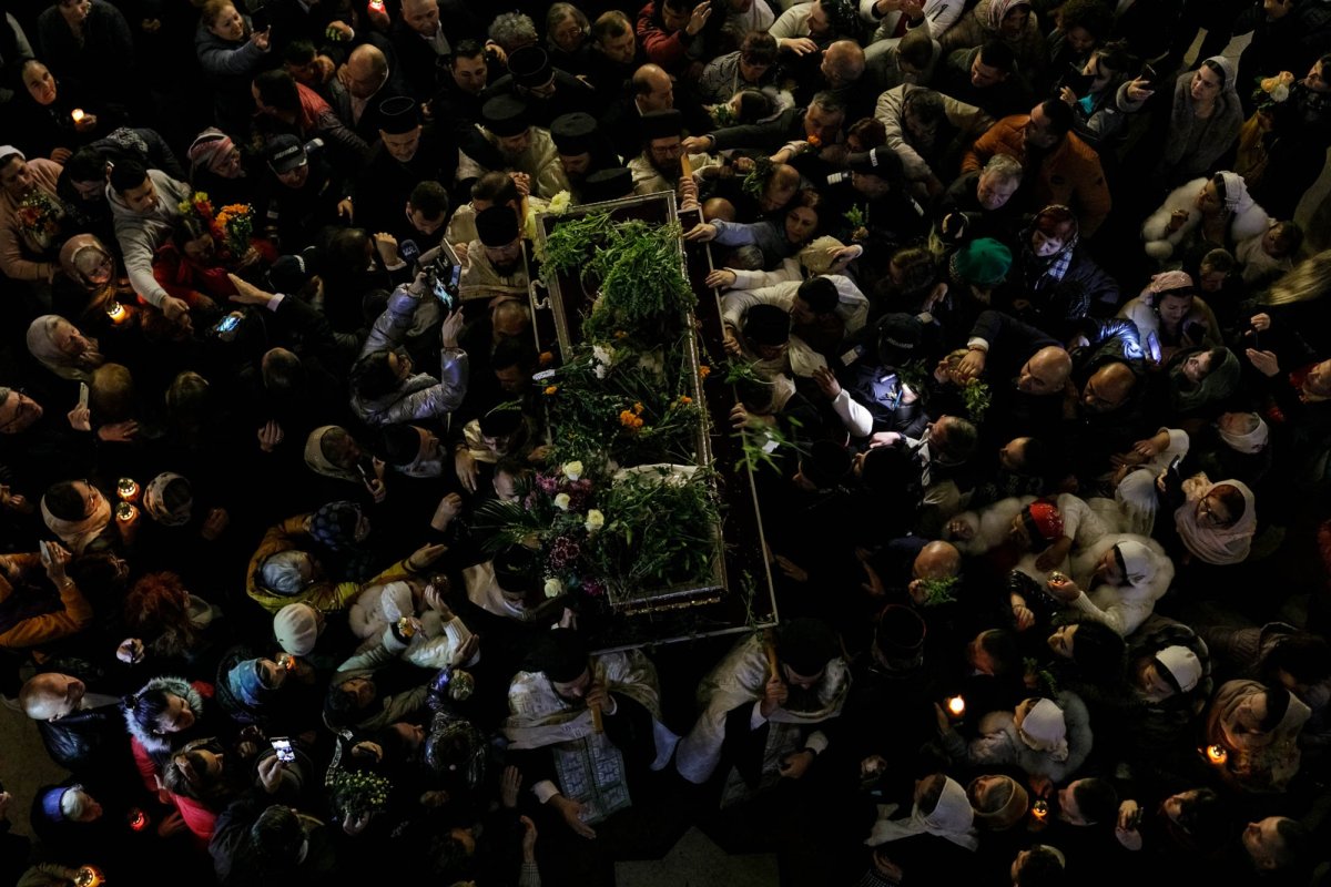 Sfânta Cuvioasă Parascheva își așteaptă pelerinii în curtea catedralei 228871