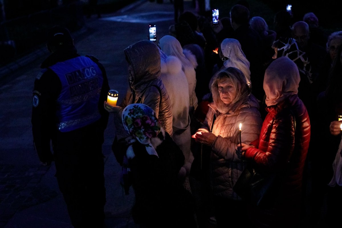 Sfânta Cuvioasă Parascheva își așteaptă pelerinii în curtea catedralei 228878