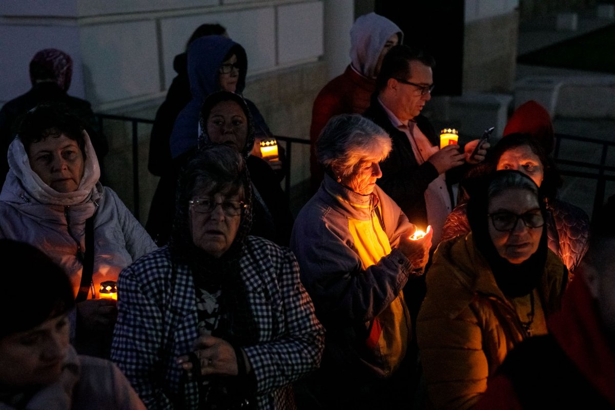 Sfânta Cuvioasă Parascheva își așteaptă pelerinii în curtea catedralei 228879