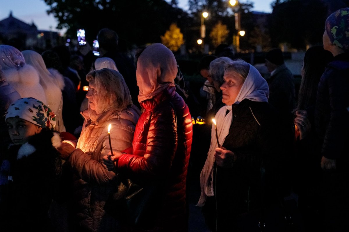 Sfânta Cuvioasă Parascheva își așteaptă pelerinii în curtea catedralei 228880