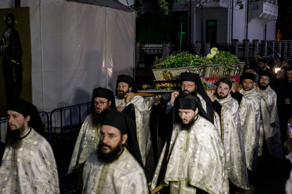 Sfânta Cuvioasă Parascheva își așteaptă pelerinii în curtea catedralei 228882