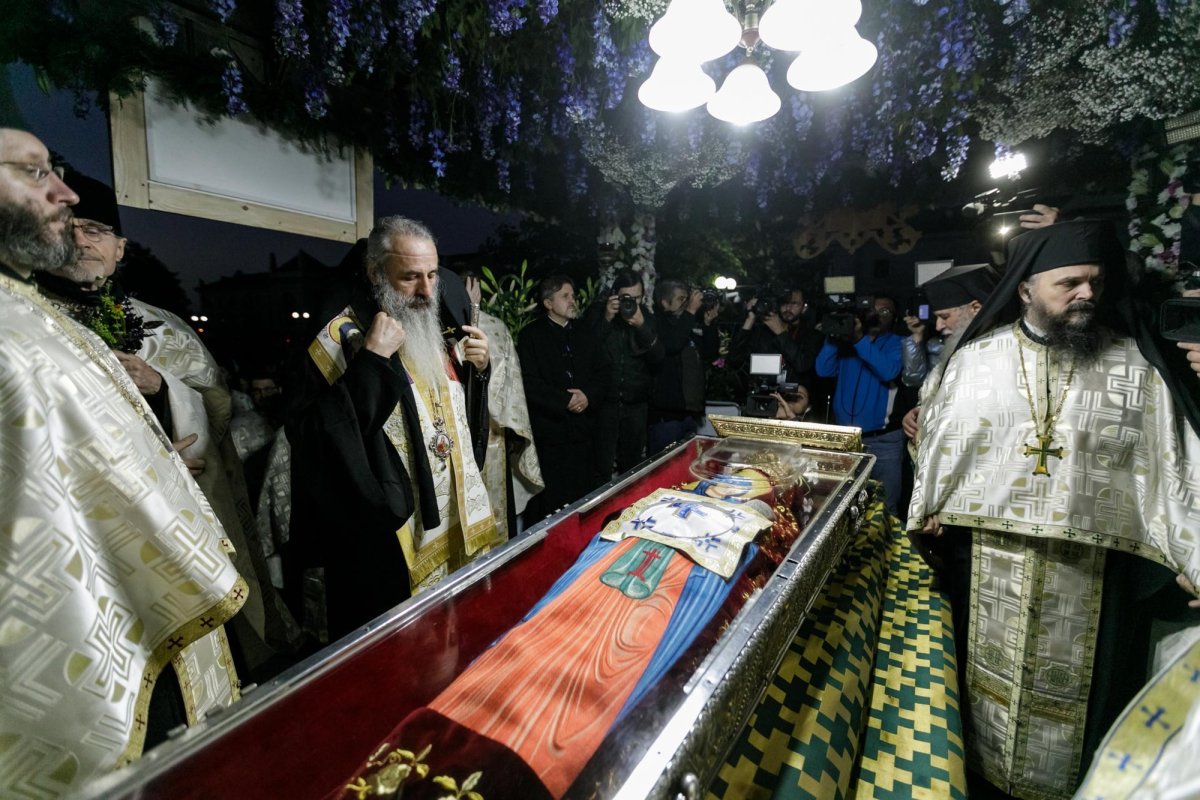 Sfânta Cuvioasă Parascheva își așteaptă pelerinii în curtea catedralei 228888