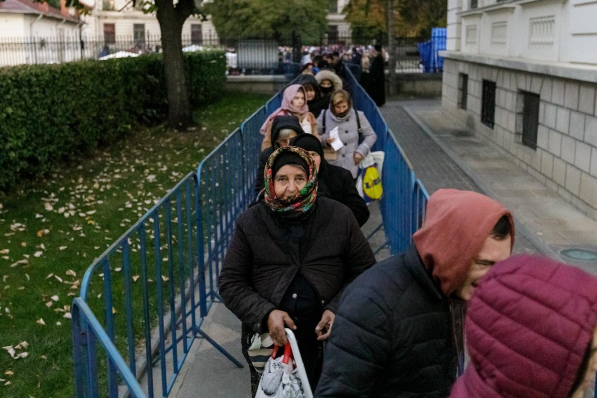 Sfânta Cuvioasă Parascheva își așteaptă pelerinii în curtea catedralei 228890