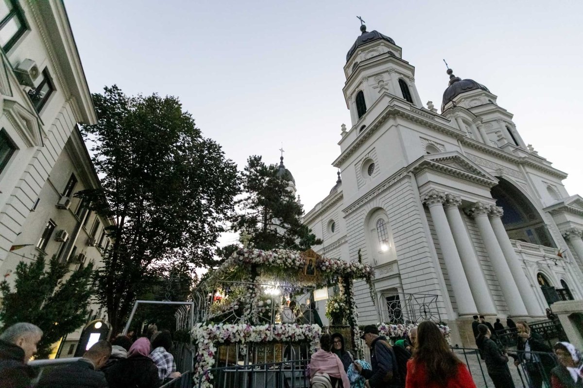 Sfânta Cuvioasă Parascheva își așteaptă pelerinii în curtea catedralei 228891