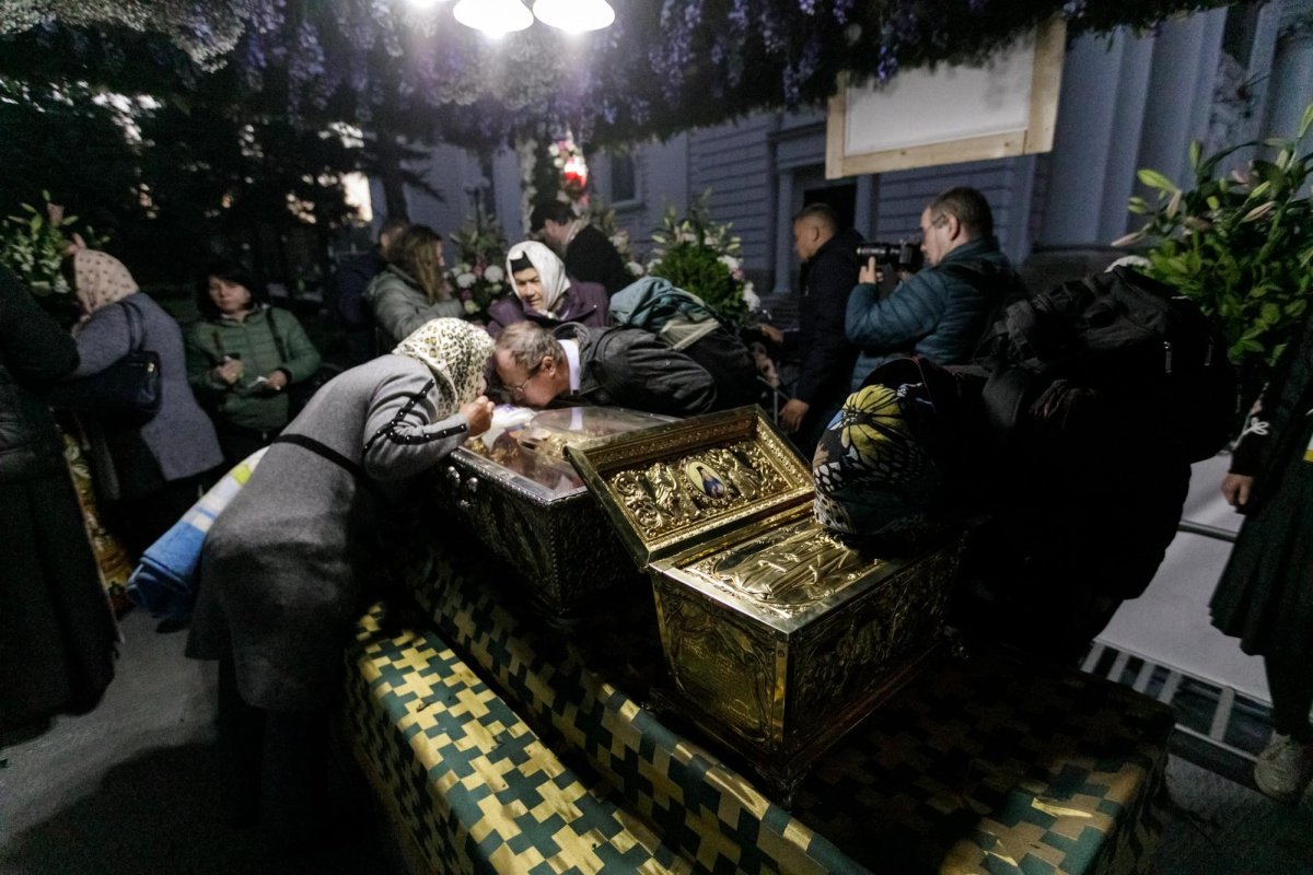 Sfânta Cuvioasă Parascheva își așteaptă pelerinii în curtea catedralei 228892