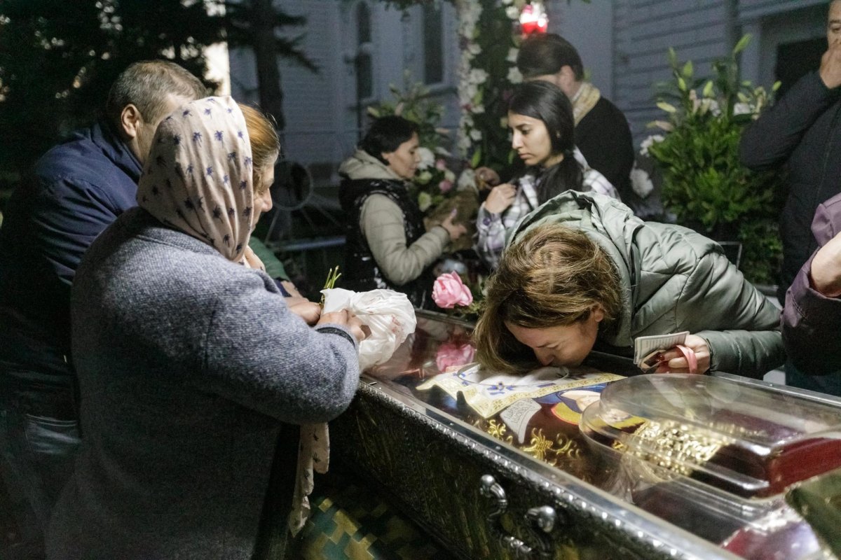 Sfânta Cuvioasă Parascheva își așteaptă pelerinii în curtea catedralei 228893