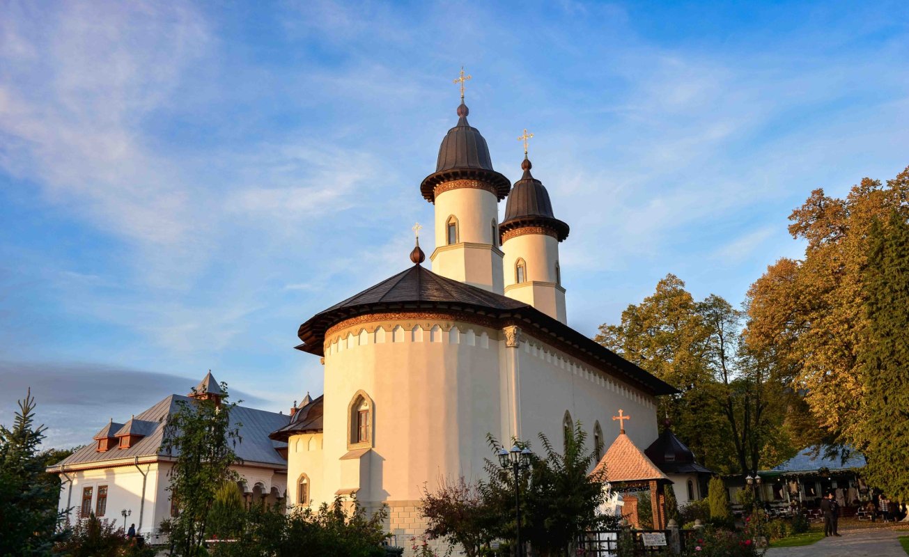 Cea mai mare mănăstire de maici din România a îmbrăcat veșmântul resfințirii 228993