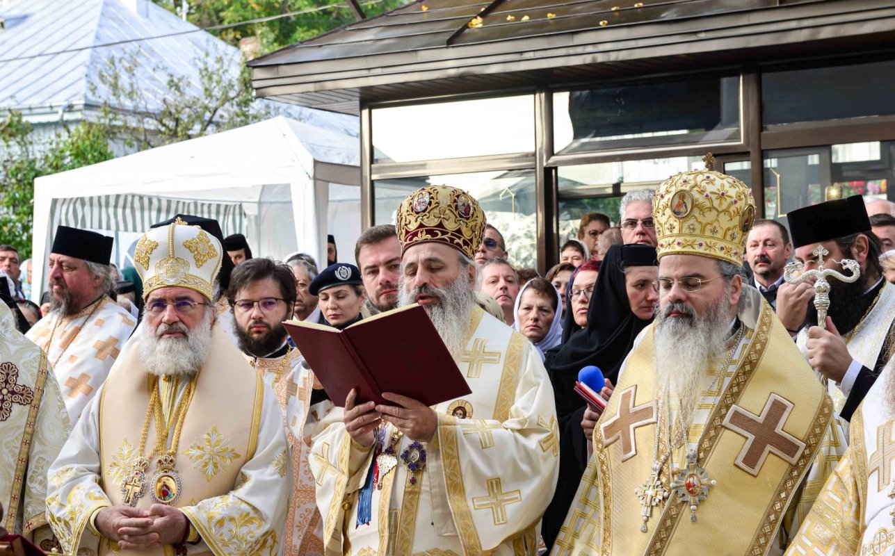 Cea mai mare mănăstire de maici din România a îmbrăcat veșmântul resfințirii 229001
