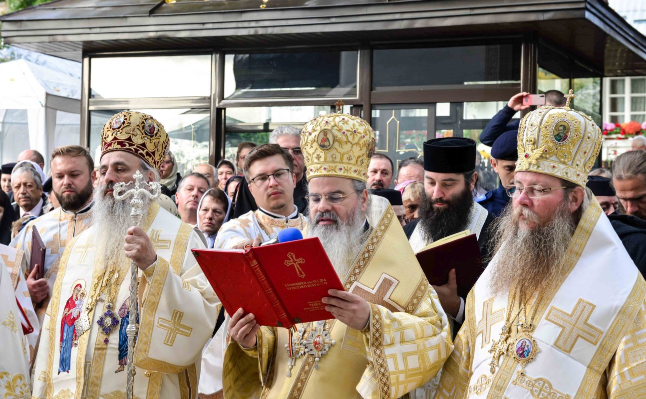 Cea mai mare mănăstire de maici din România a îmbrăcat veșmântul resfințirii 229002