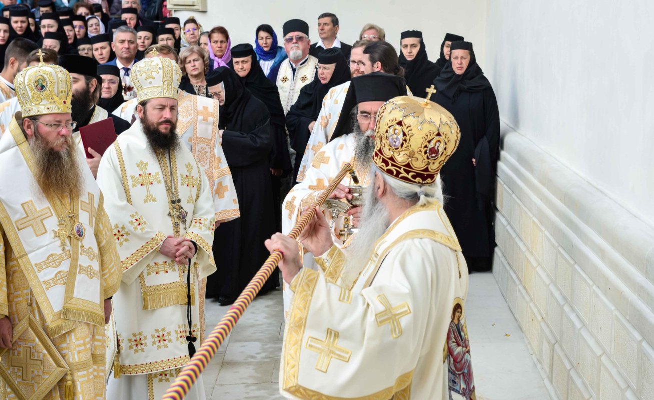 Cea mai mare mănăstire de maici din România a îmbrăcat veșmântul resfințirii 229004