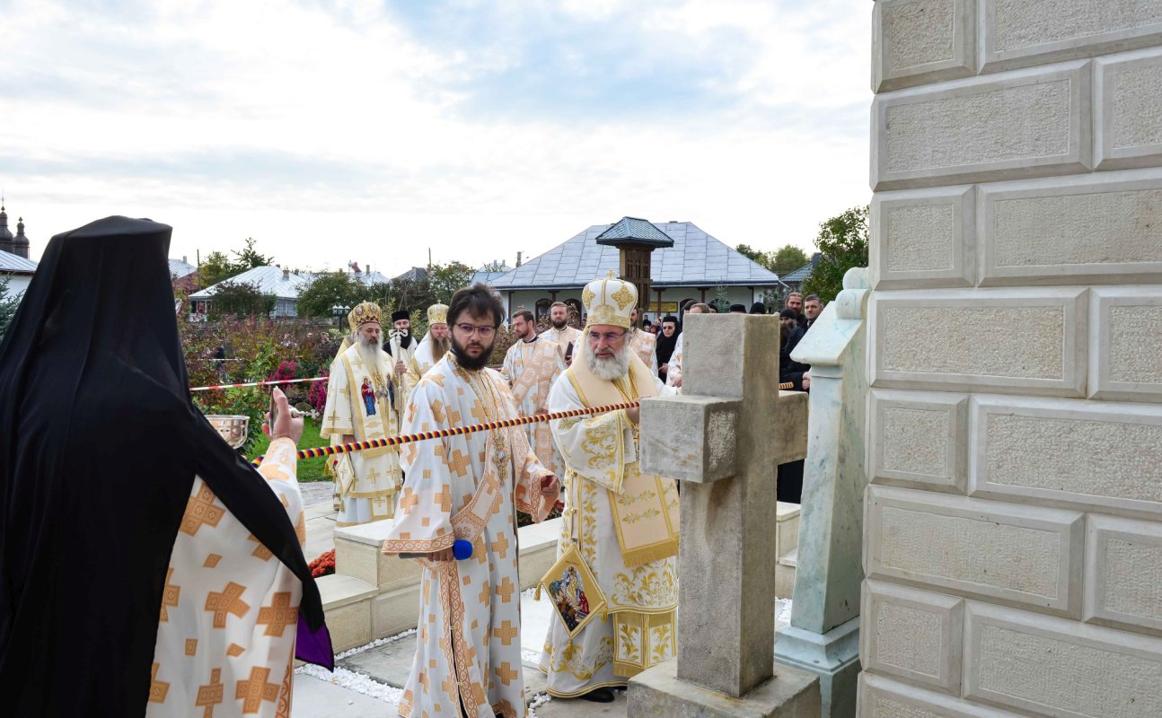 Cea mai mare mănăstire de maici din România a îmbrăcat veșmântul resfințirii 229008