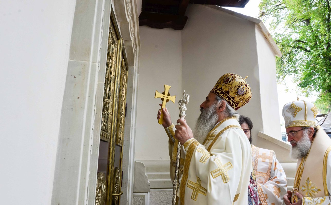 Cea mai mare mănăstire de maici din România a îmbrăcat veșmântul resfințirii 229011