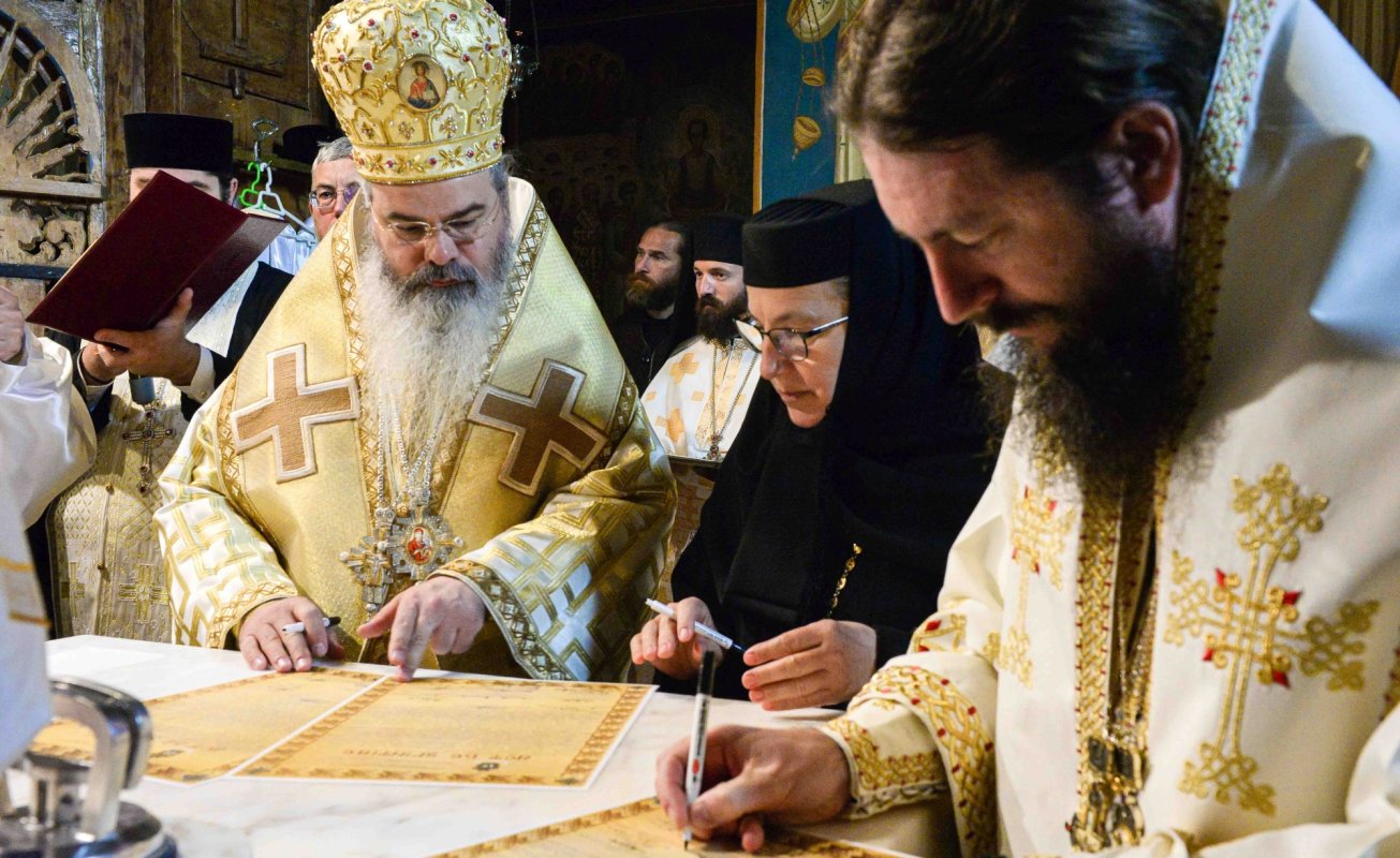 Cea mai mare mănăstire de maici din România a îmbrăcat veșmântul resfințirii 229014