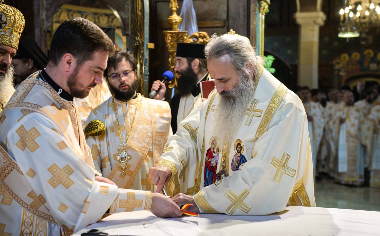 Cea mai mare mănăstire de maici din România a îmbrăcat veșmântul resfințirii 229016