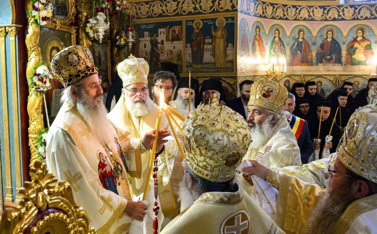 Cea mai mare mănăstire de maici din România a îmbrăcat veșmântul resfințirii 229017