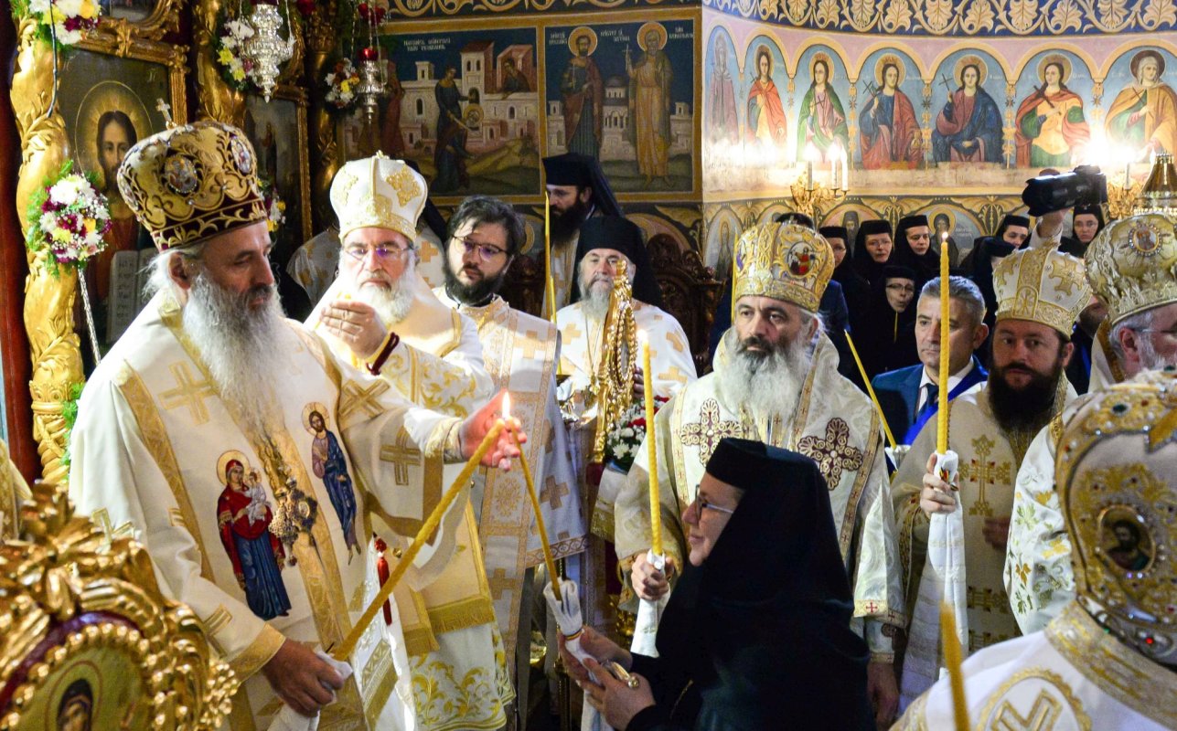 Cea mai mare mănăstire de maici din România a îmbrăcat veșmântul resfințirii 229018