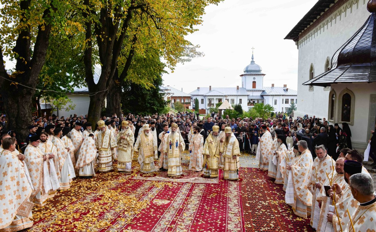 Cea mai mare mănăstire de maici din România a îmbrăcat veșmântul resfințirii 229022
