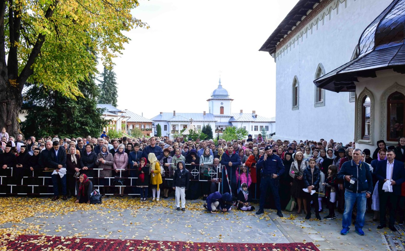 Cea mai mare mănăstire de maici din România a îmbrăcat veșmântul resfințirii 229028